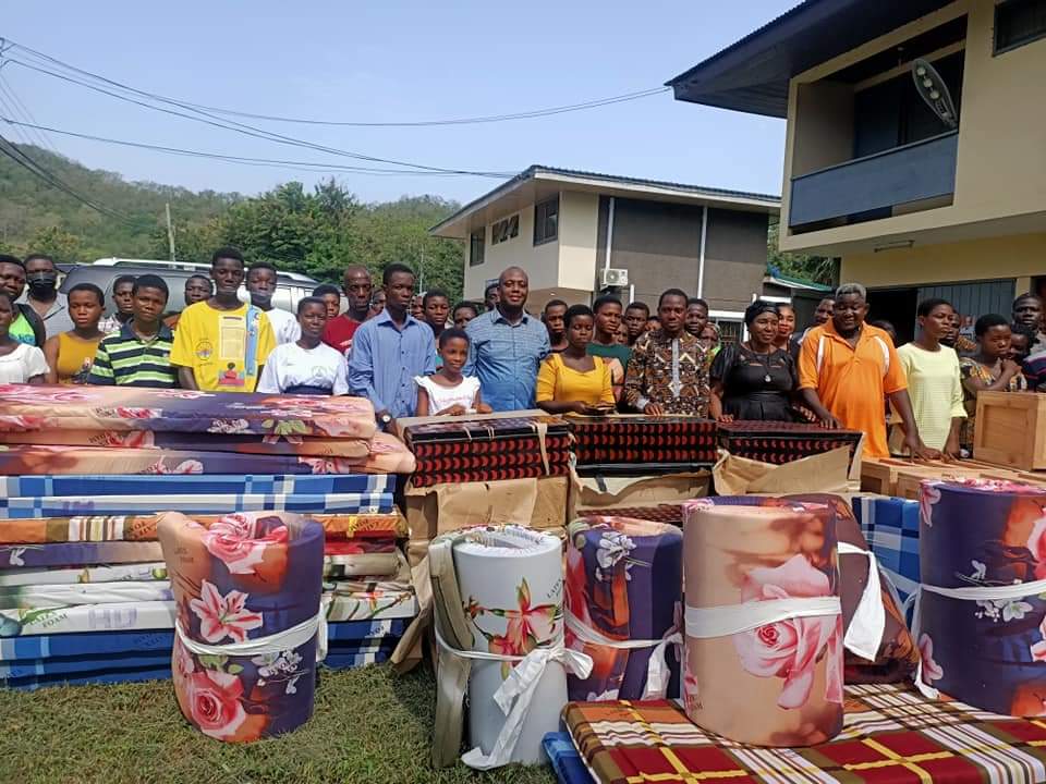What a Gesture! MP provides fully stocked chop boxes to new SHS students in